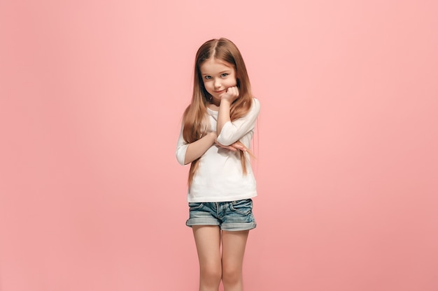 Menina adolescente séria, triste, duvidosa e pensativa no estúdio. emoções humanas, conceito de expressão facial