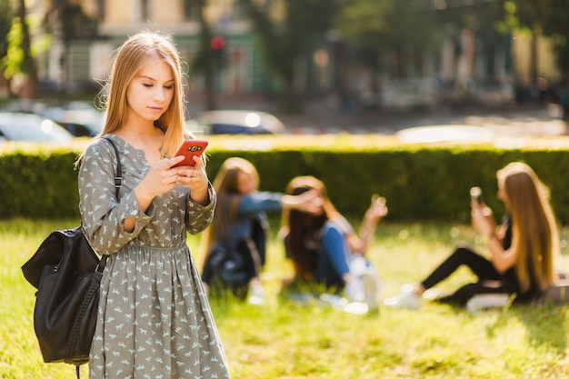 Menina adolescente, usando, smartphone, parque