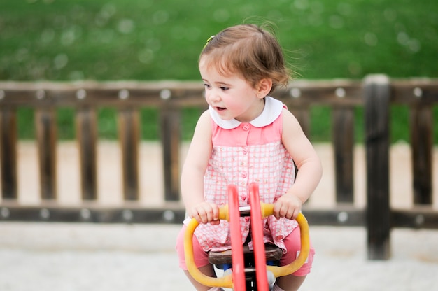 Foto grátis menina adorável brincando em um parque urbano