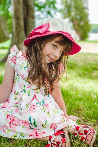 Menina adorável sorri em um parque