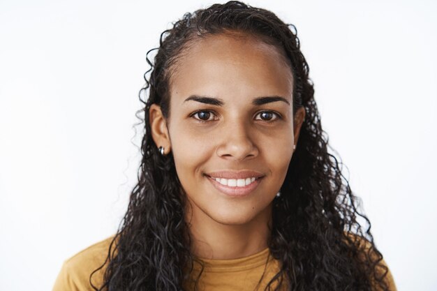 Menina afro-americana sorridente com camiseta marrom