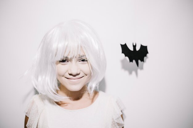 Menina alegre com morcego