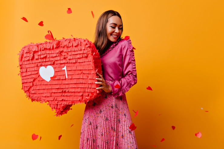 Foto grátis menina alegre com um lindo sorriso posando com bunner vermelho. refinada morena blogueira feminina de bom humor.