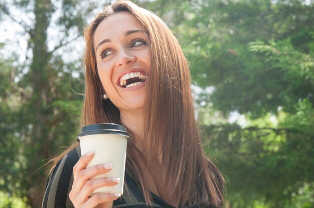 Menina alegre feliz andando no parque