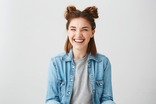 Foto grátis menina alegre feliz nova engraçada com dois bolos rindo sorrindo.