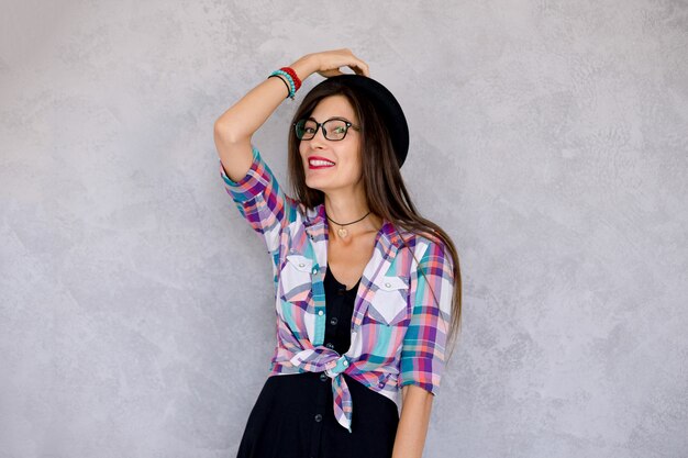 Menina alegre hipster