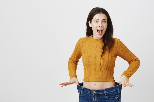 Foto grátis menina alegre perdeu peso e se alegrando, dieta funcionou