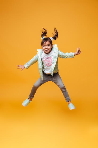Foto grátis menina alegre pulando isolado