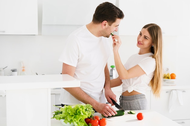 Menina alimentando o namorado