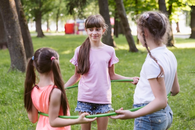 Menina amigos, tocando, com, hula hoop