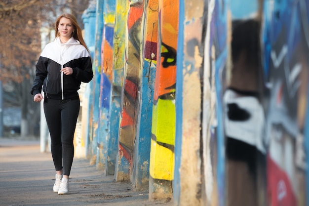 Menina andando durante a prática esportiva matinal