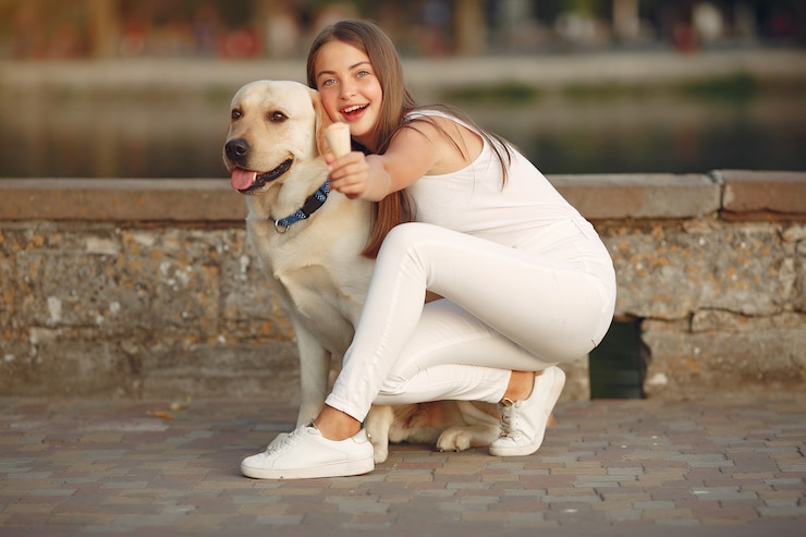 Foto grátis menina andando em uma cidade de primavera com cachorro fofo