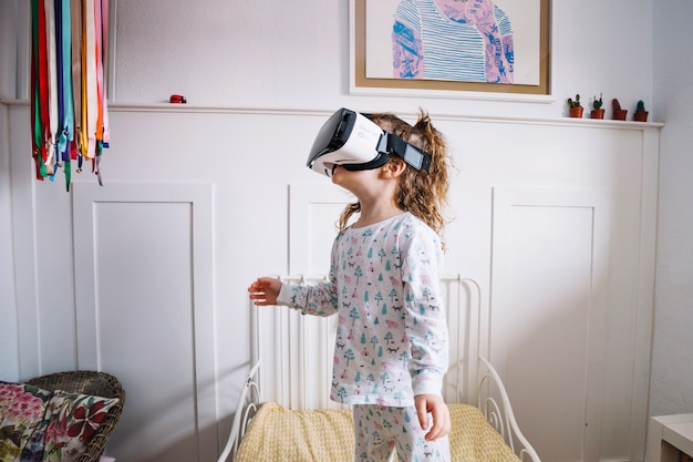 Menina animada com óculos VR olhando ao redor