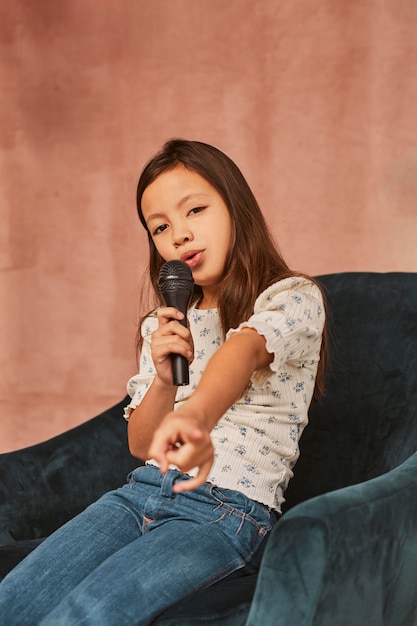 Menina aprendendo a cantar em casa