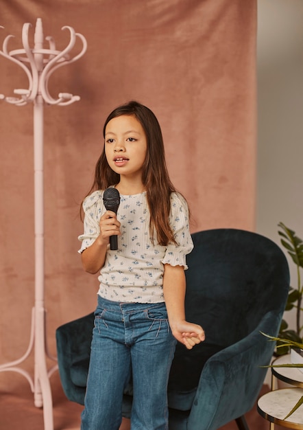 Menina aprendendo a cantar em casa