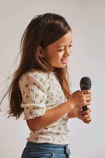 Menina aprendendo a cantar em casa