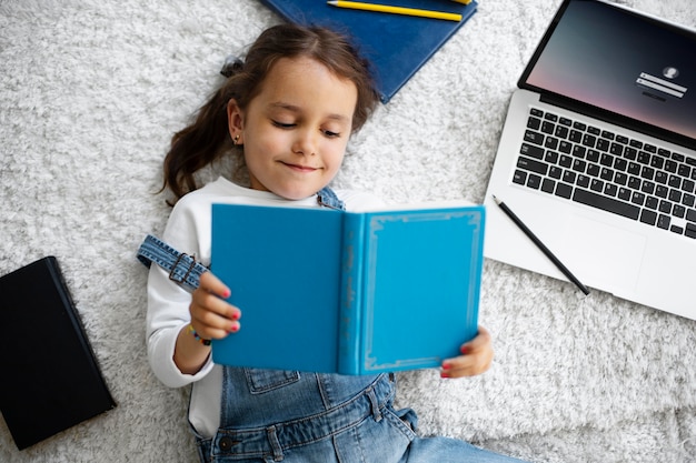 Foto grátis menina aprendendo a ler