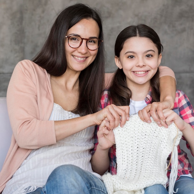 Foto grátis menina aprendendo a tecer