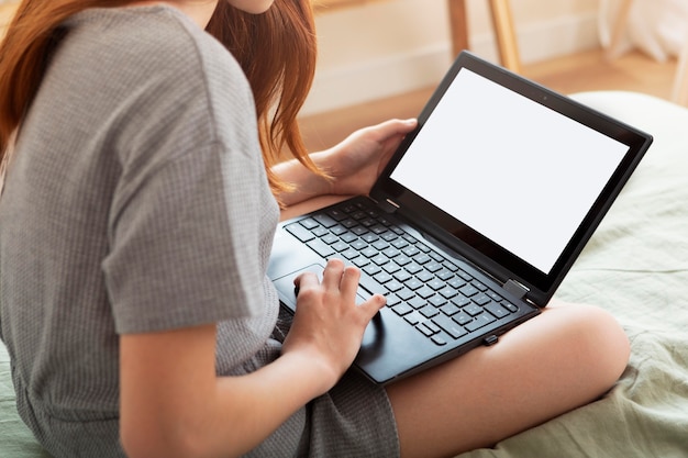 Menina aprendendo com laptop dentro de casa, close-up