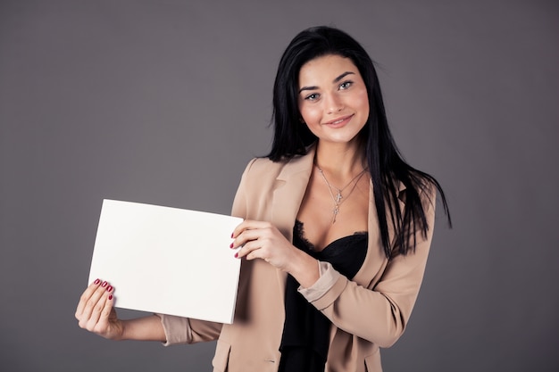 Menina, apresentando, em branco, papel