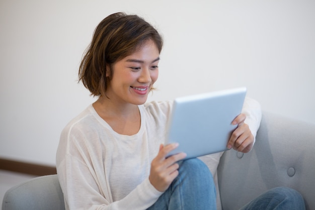 Menina asiática alegre assistindo filme