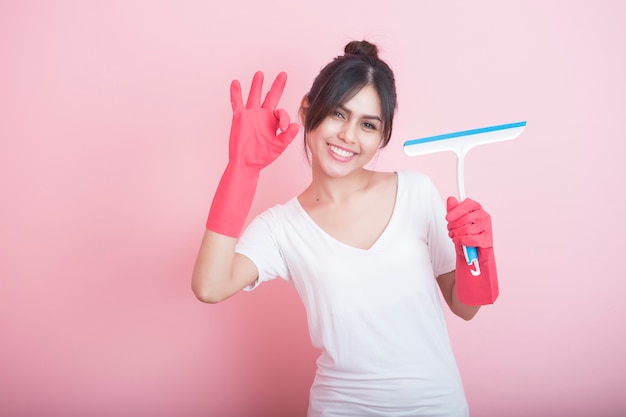 Menina asiática de limpeza e fazendo sinal de ok