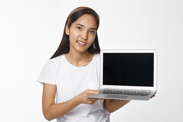 Menina asiática expressiva posando em ambiente fechado