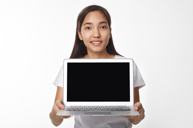 Menina asiática expressiva posando em ambiente fechado