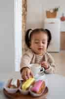 Foto grátis menina asiática na cozinha em casa