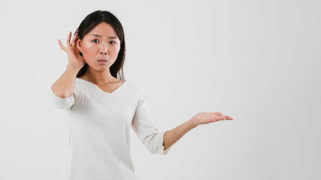 Menina asiática olhando confuso com espaço de cópia