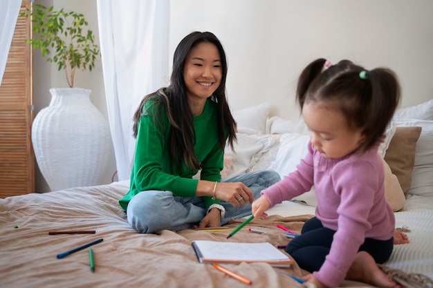 Menina asiática passando tempo em casa com a mãe