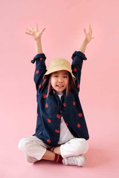 Foto grátis menina asiática posando com os braços para cima