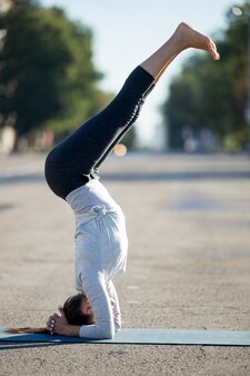 Menina ativa em uma aula de ioga ao ar livre
