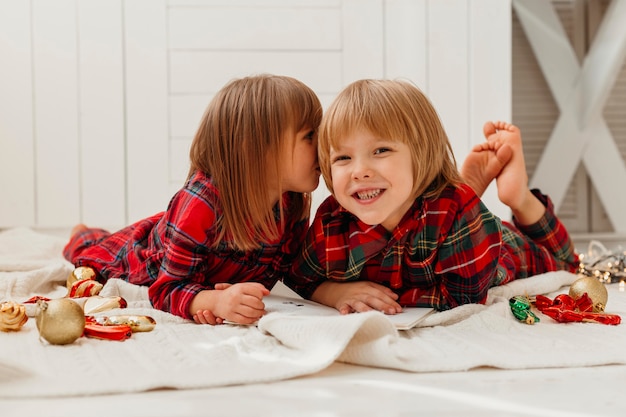 Foto grátis menina beijando o irmão na bochecha