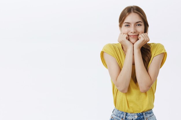 Menina boba e fofa olhando para algo adorável