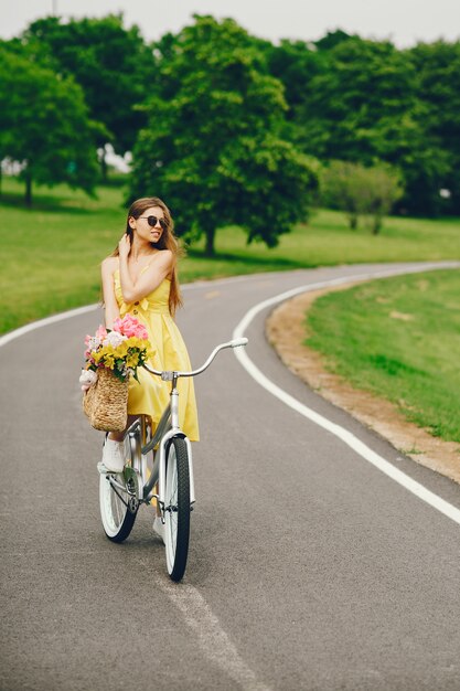 menina bonita com bicicleta