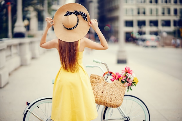 menina bonita com bicicleta