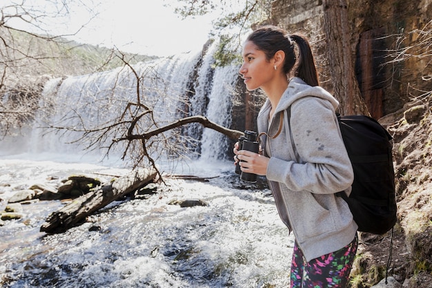 Foto grátis menina bonita com binóculos ao ar livre