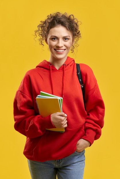 Foto grátis menina bonita com cabelo encaracolado em pé sorrindo