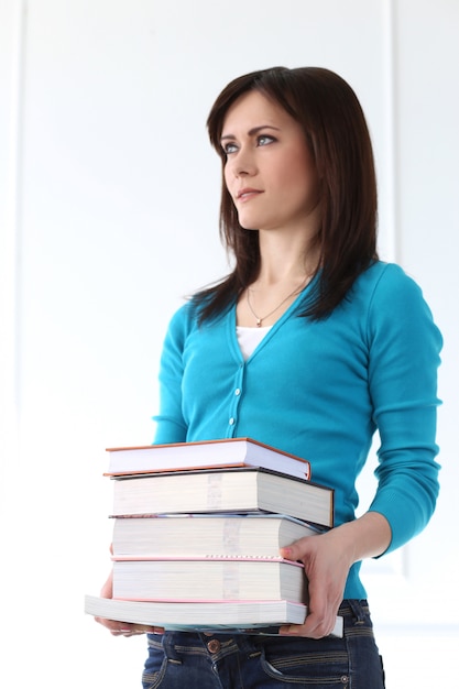 Menina bonita com camiseta azul e livros