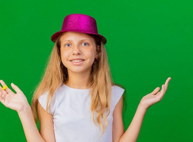 Menina bonita com chapéu de Natal surpresa e maravilhada