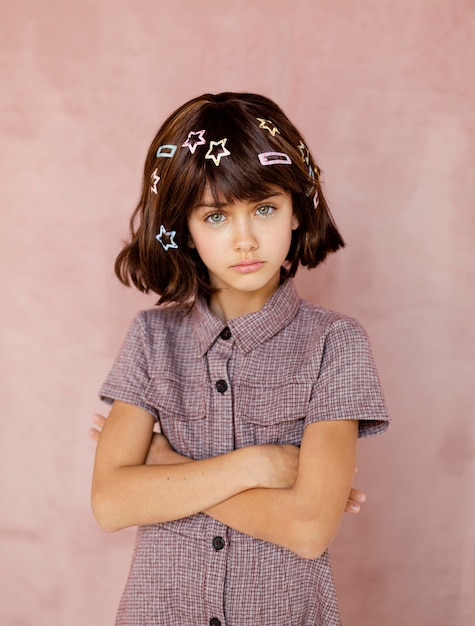 Foto grátis menina bonita com grampos de cabelo