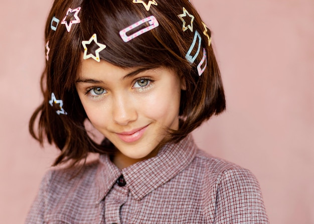 Foto grátis menina bonita com grampos de cabelo