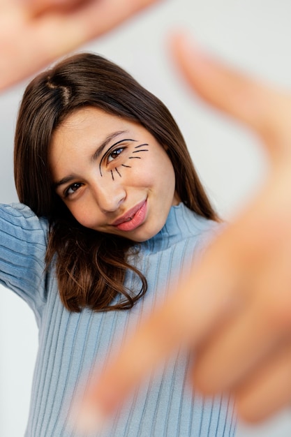 Menina bonita com pintura facial