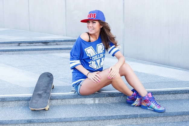 Menina bonita com skate