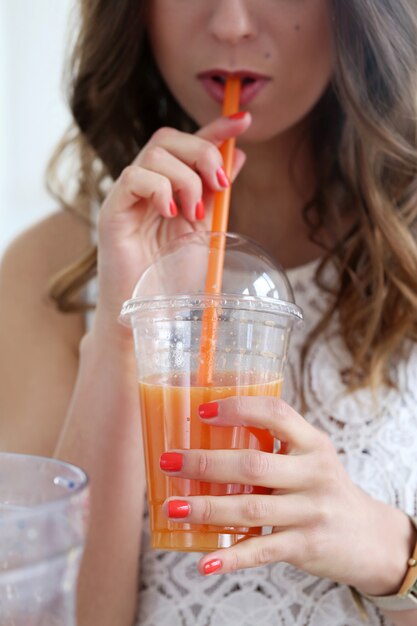 Menina bonita com suco de laranja