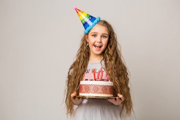 Menina bonita comemorando aniversário de dez anos