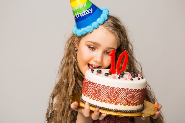 Menina bonita comemorando aniversário de dez anos
