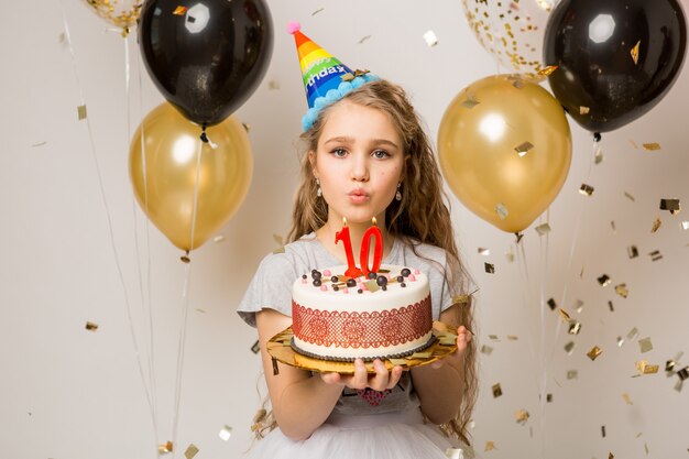 Menina bonita comemorando aniversário de dez anos