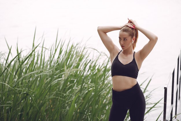 Foto grátis menina bonita de esportes em um parque de verão